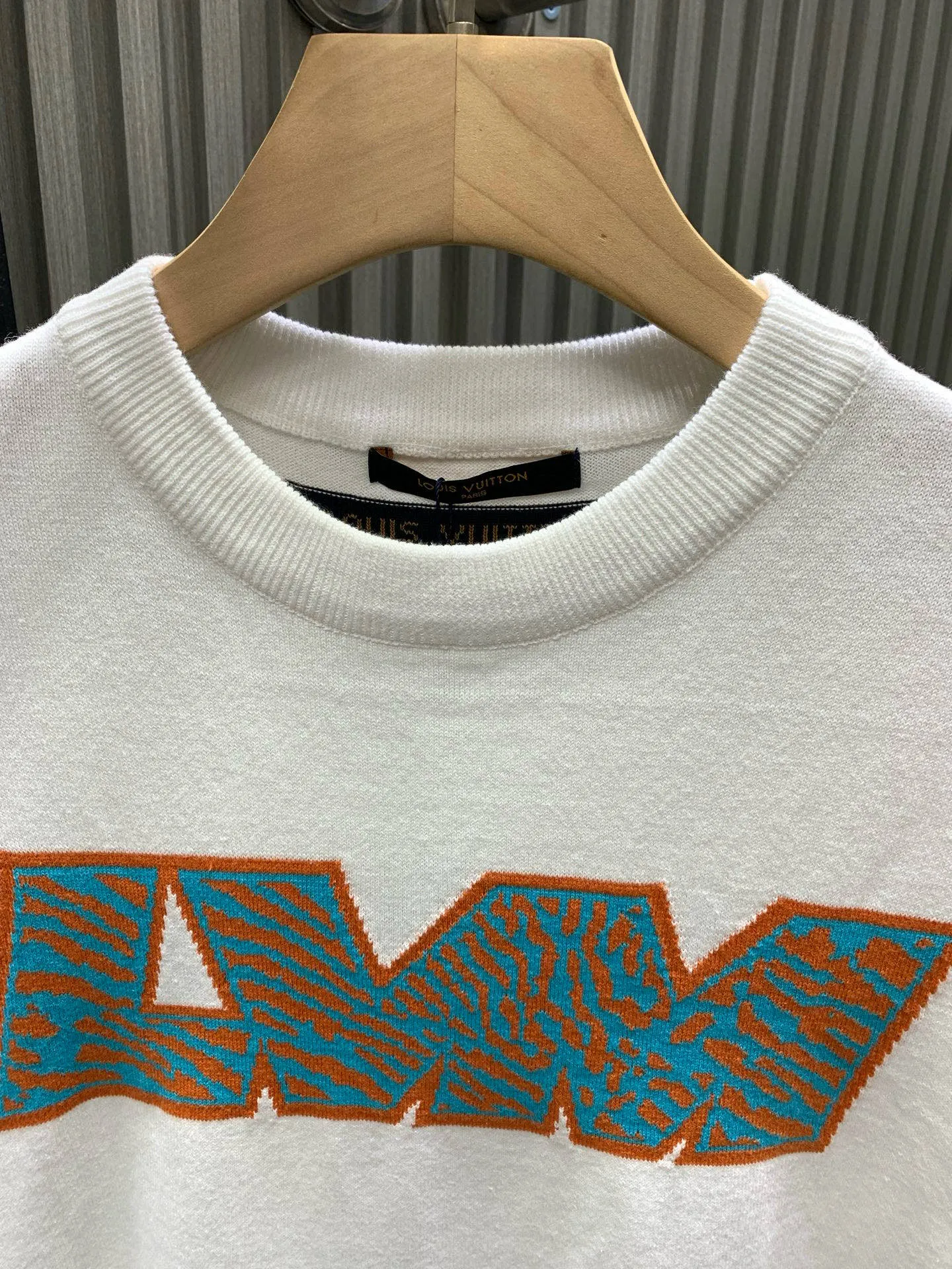 🅿️290 🀄️ Louis Vuitton Louis Vuitton 1v twill letter short-sleeved crew neck shirt. This T-shirt uses 14s intarsia technology. The logo is woven in contrasting colors. The flipped armholes are specially stitched to inject new ideas. The mulberry silk intarsia label on the back presents a mirror effect. If the jacquard is presented using a reverse-to-positive process, the visual craftsmanship of the sweater will be stronger. The contrast between the tissues will make the concave and convex texture more obvious. Clever use of yarn characteristics to reflect the details